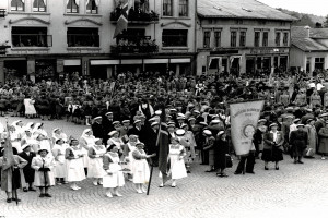 Bilde av Oppstilling på Torget 17. mai 1949